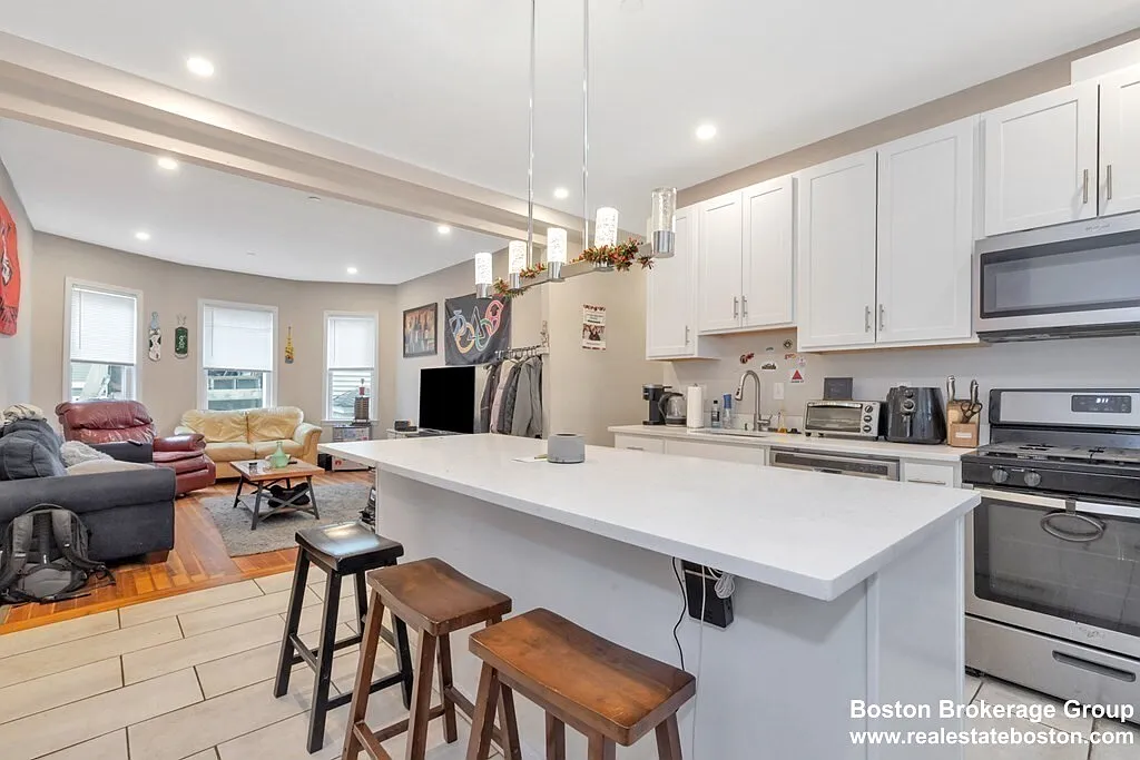 4 bed, 1200 sqft, $6,400 — Photo 1