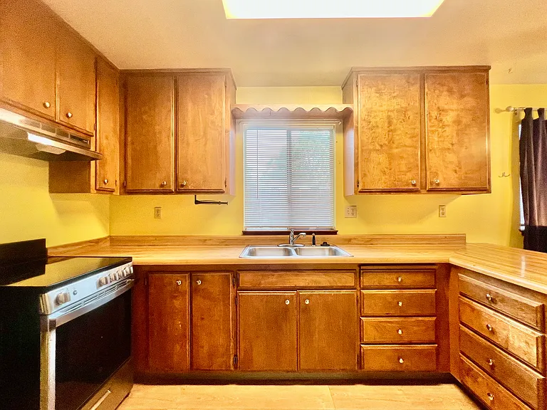 915 Clover Dr — Photo 4
