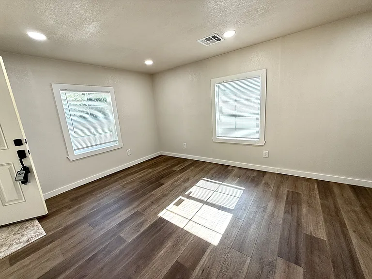 723 Roff St NE — Photo 9