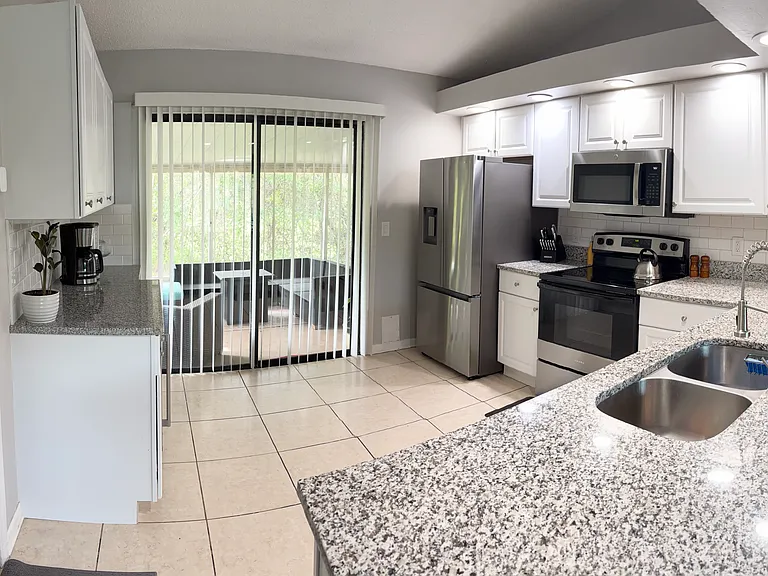 658 Elwood St — Photo 7