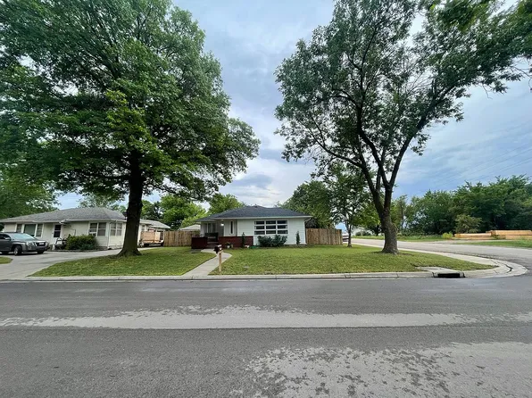 325 W Lincoln St, Moundridge, KS 67107