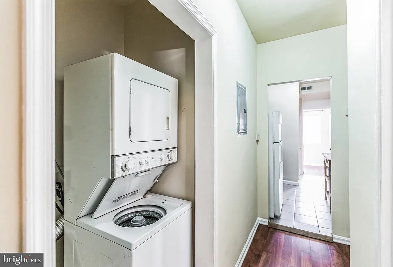 3 bed, 915 sqft, $2,925 — Photo 3