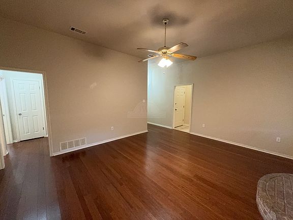 3rd image of 3906 Lone Oak Dr
