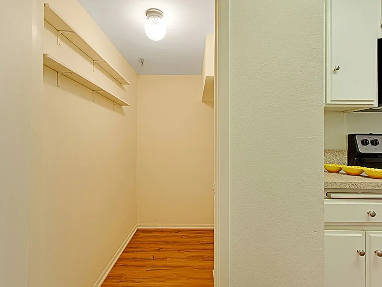 Encino Majestic — Photo 13