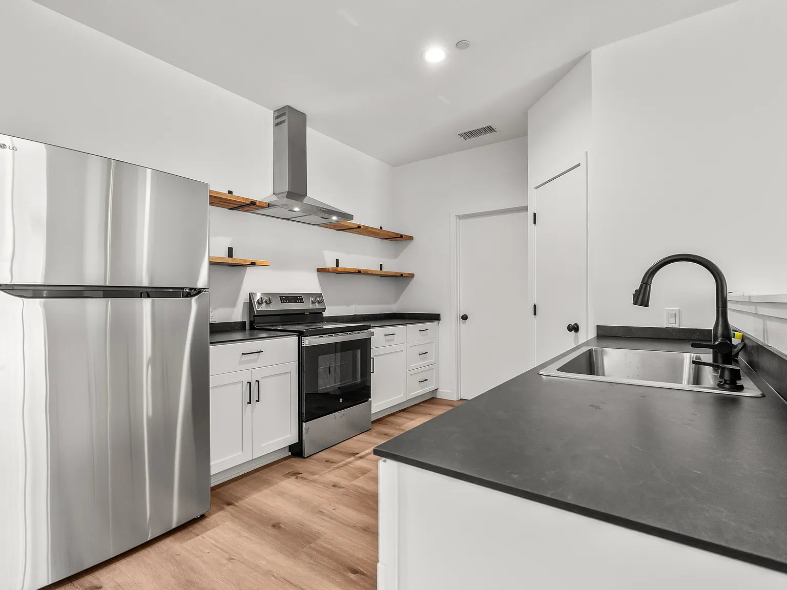 4 bed, 1500 sqft, $2,200 — Photo 2
