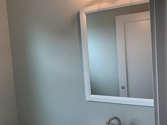 5th image of 512 Sunset Dr Unit 2
