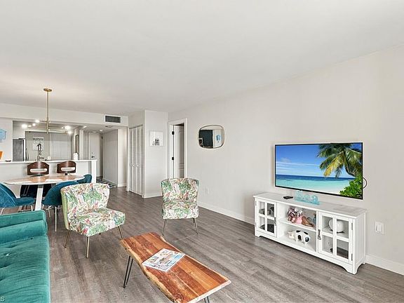5th image of 320 Seaview CT #602