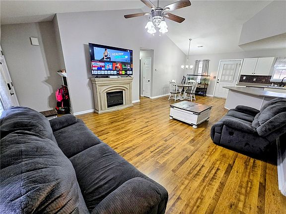 4th image of 137 Hillside Cir