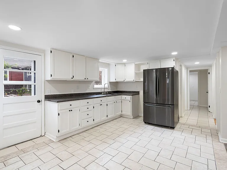 1036 Seymour Ave #B — Photo 14