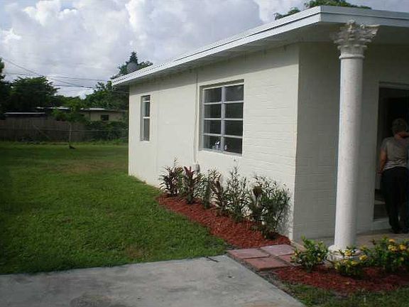 3rd image of 410 NW 133rd St