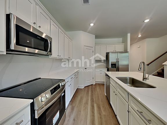 3rd image of 930 Carnelian Ln
