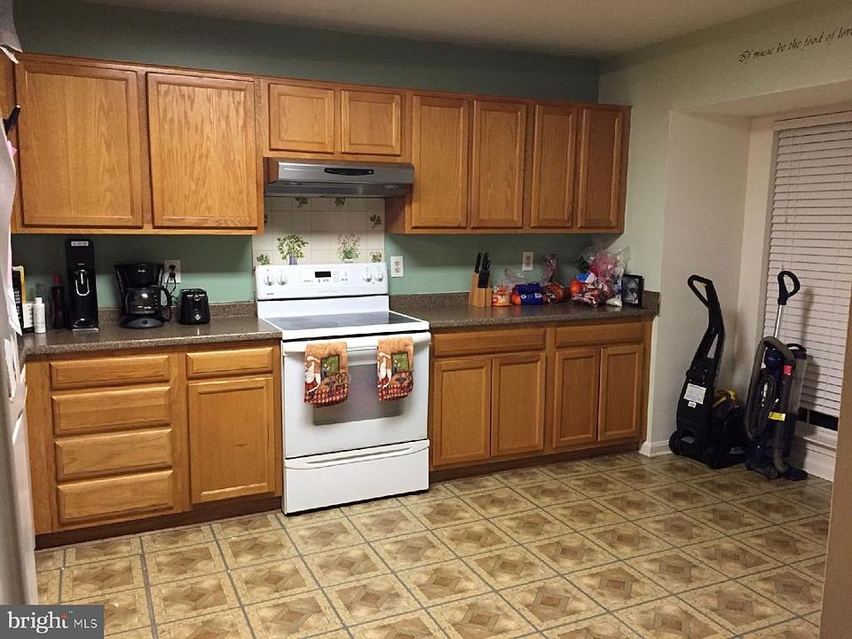 2nd image of 810 Stafford Glen Ct