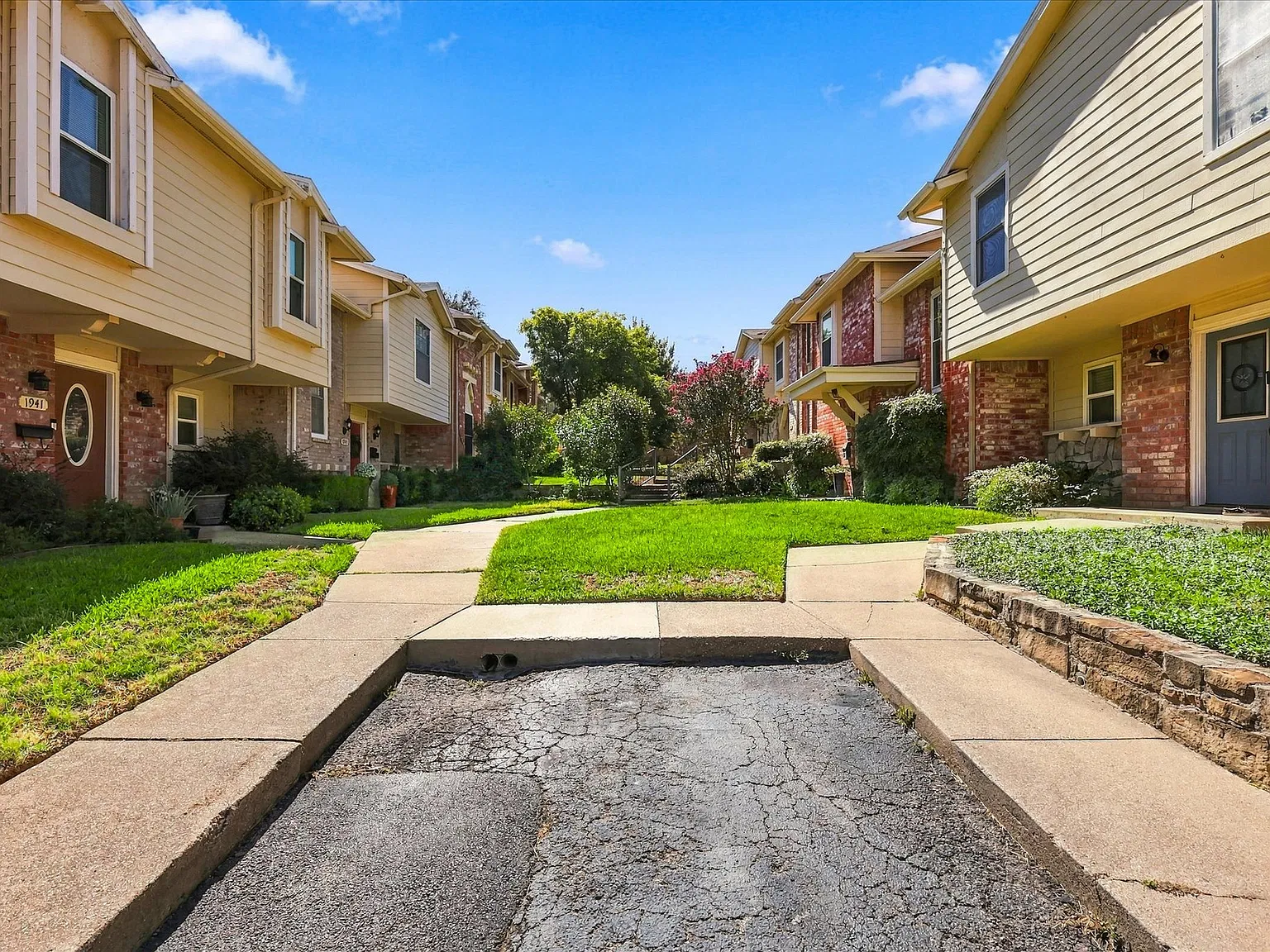 2 bed, 1270 sqft, $2,300 — Photo 4