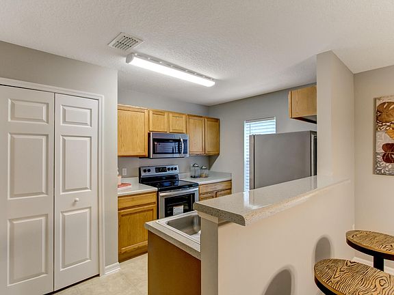 5th image of 11621 Hickory Oak Dr
