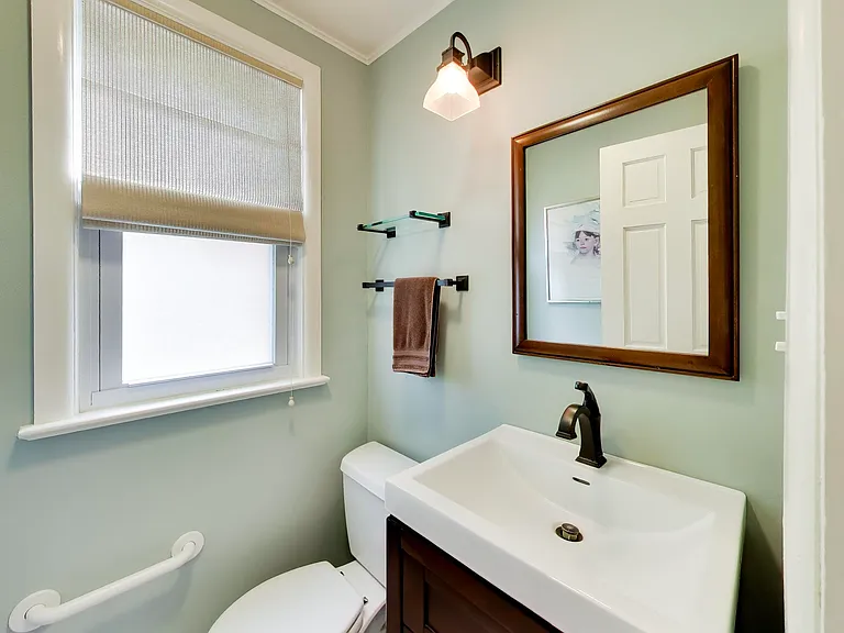 2624 Thayer St — Photo 11