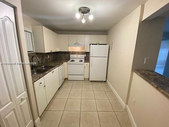 5th image of 4205 N University Dr APT 208