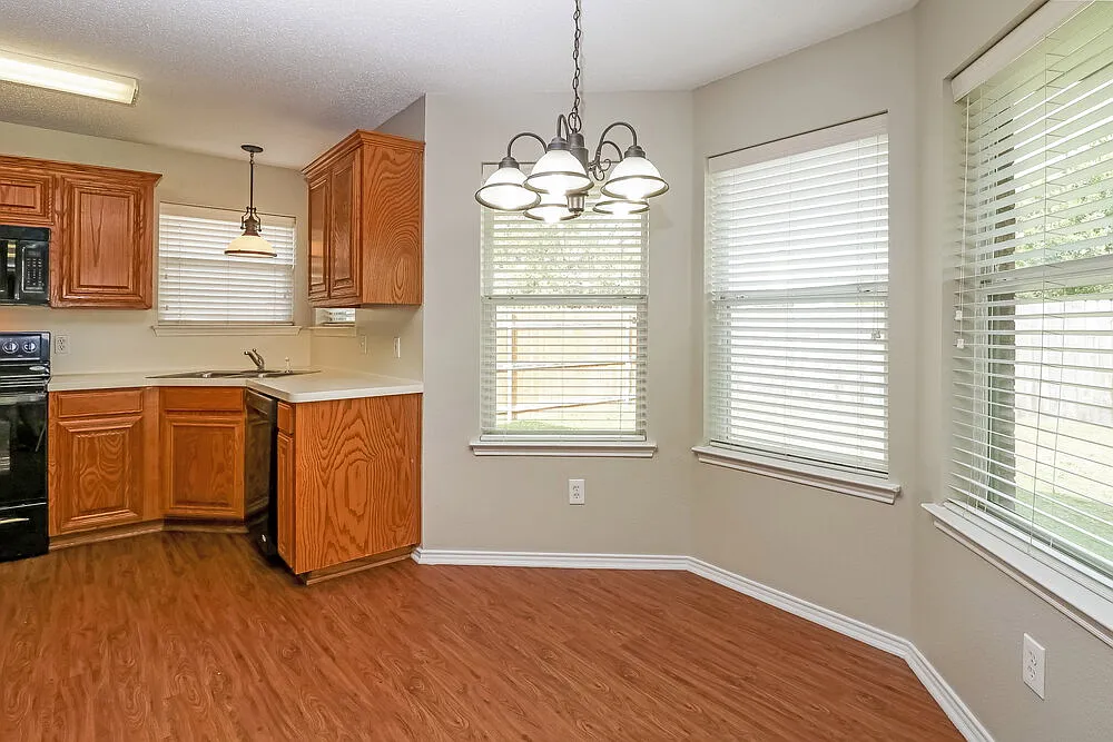 4 bed, 2.0 bath, 1561 sqft, $2,125 — Photo 4
