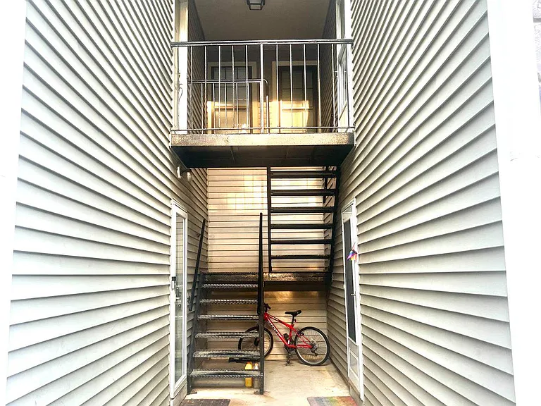 60 Summit Ct — Photo 2