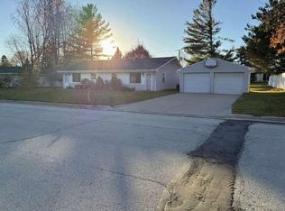 1341 Sunray Ln, Green Bay, WI 54313