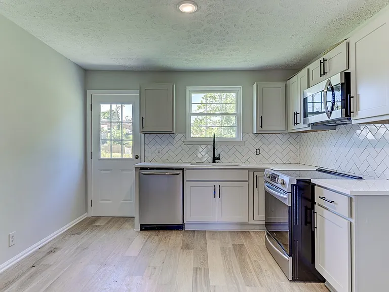 2326 Brittany Dr — Photo 4