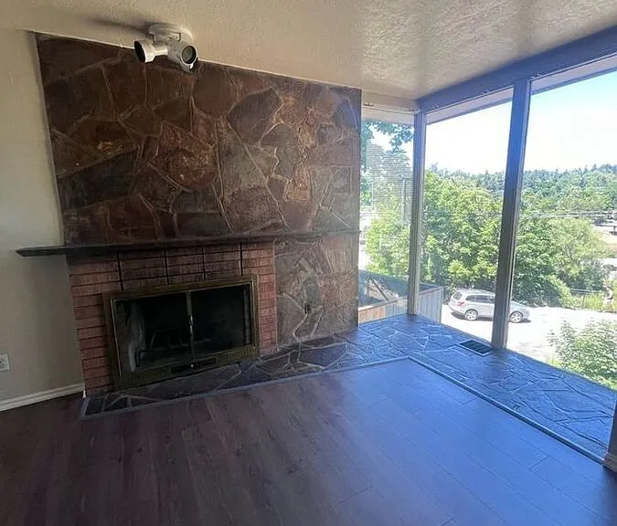 900 NE Maple St — Photo 3