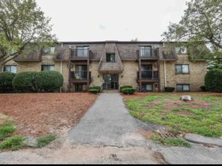 16 Tiffany Rd #4 — Photo 12