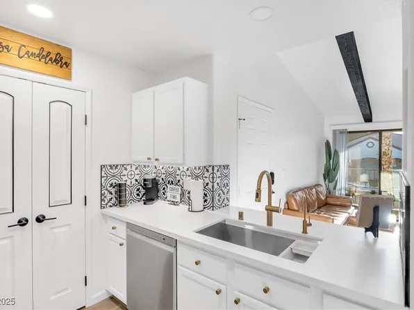 950 Seven Hills Dr APT 2825, Henderson, NV 89052