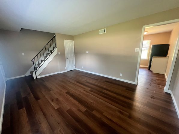 1 Maple Dr #TOWNHOUSE 9