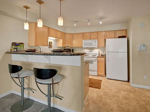 Admirals Cove Apartments - Kitchen