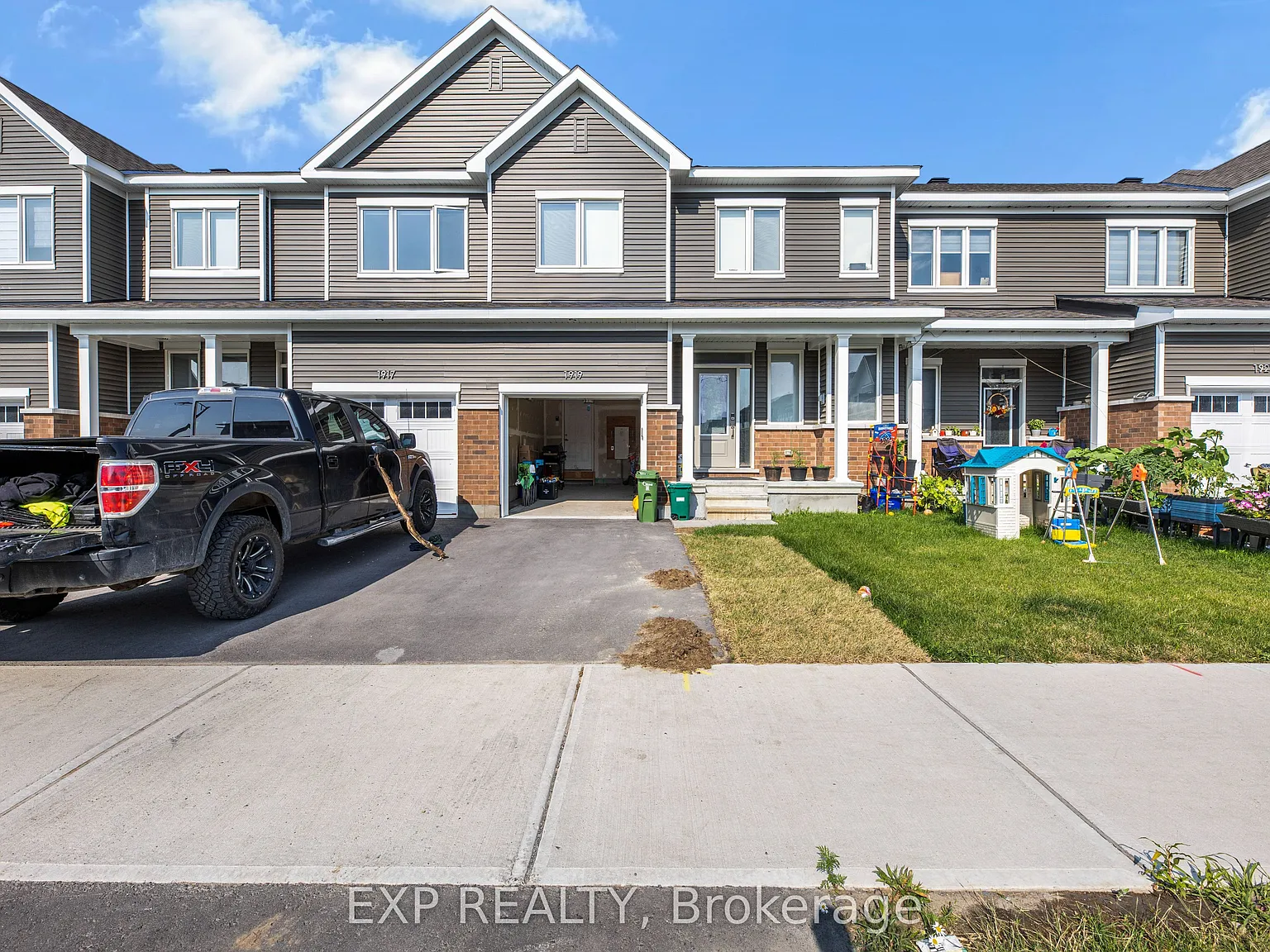 4 bed, $2,750 — Photo 1