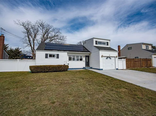 9 Thelma Place, Deer Park, NY 11729