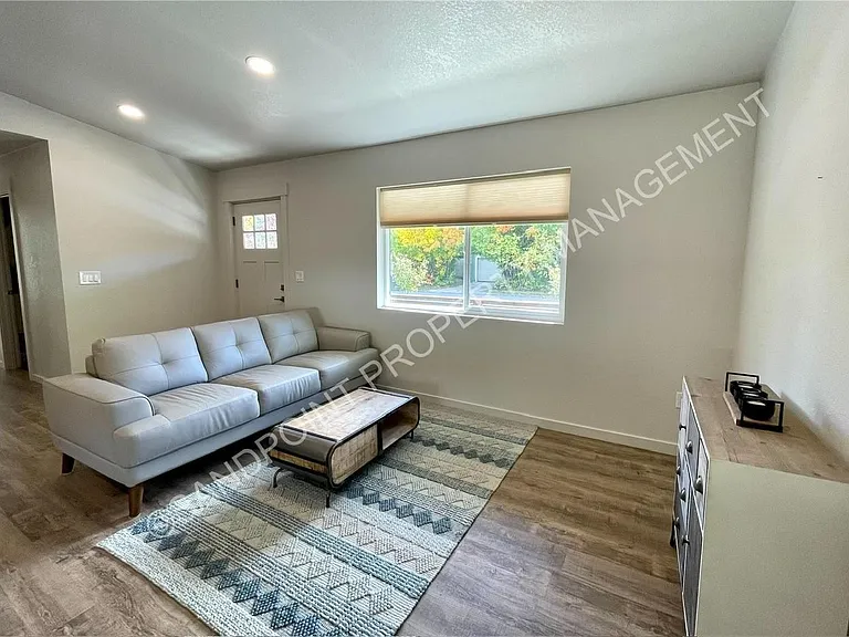 910 Poplar St — Photo 10
