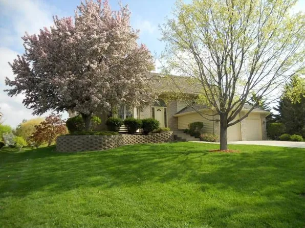 8965 Cambridge Ct N, Brooklyn Park, MN 55443