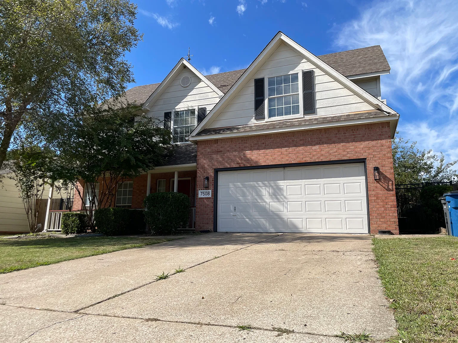 4 bed, 2.5 bath, 2500 sqft, $1,900 — Photo 1