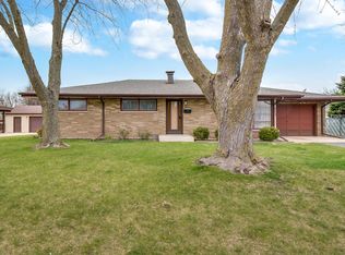 220 Lilac Ln, North Aurora, IL 60542