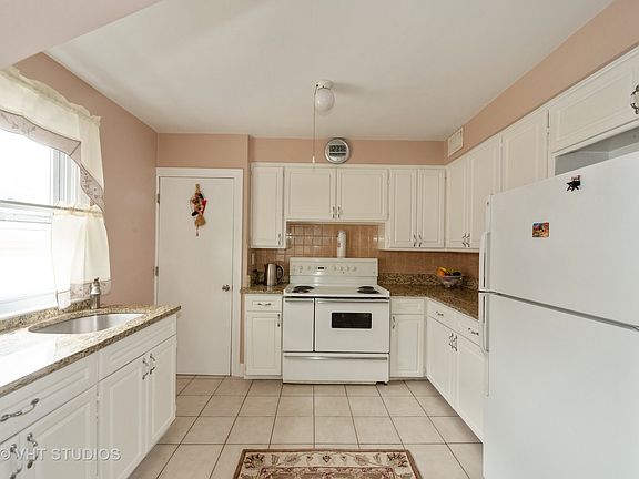 3rd image of 3929 N Plainfield Ave