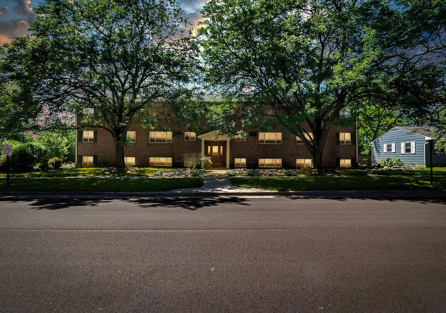 Grandview Manor Apartments — Photo 1