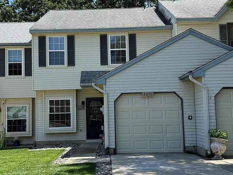 1070 Baywood Dr — Photo 2
