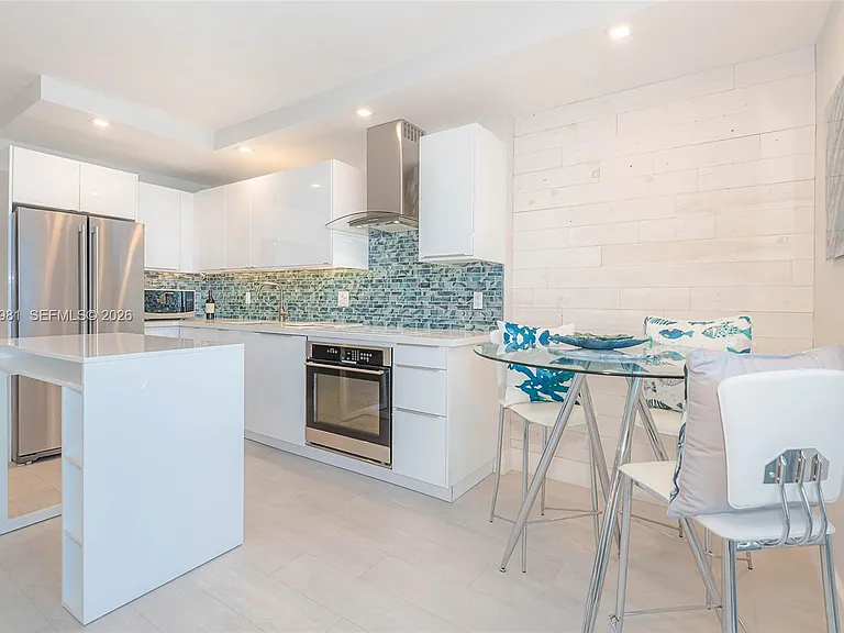 2301 Collins Ave #941 — Photo 9