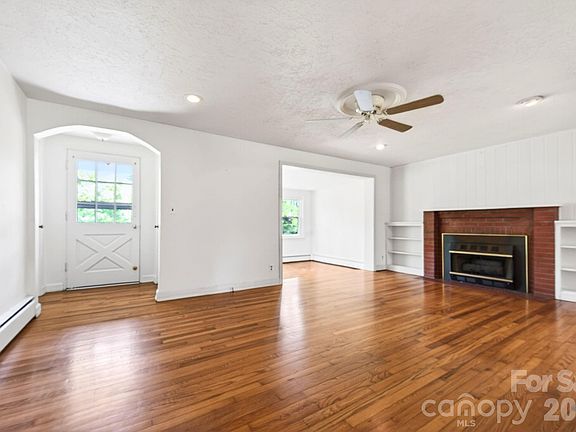 5th image of 411 Hillcrest Cir