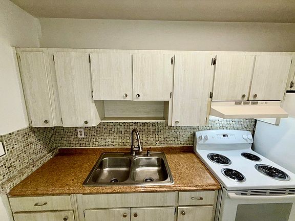 3rd image of 1061 NE 34th Ct