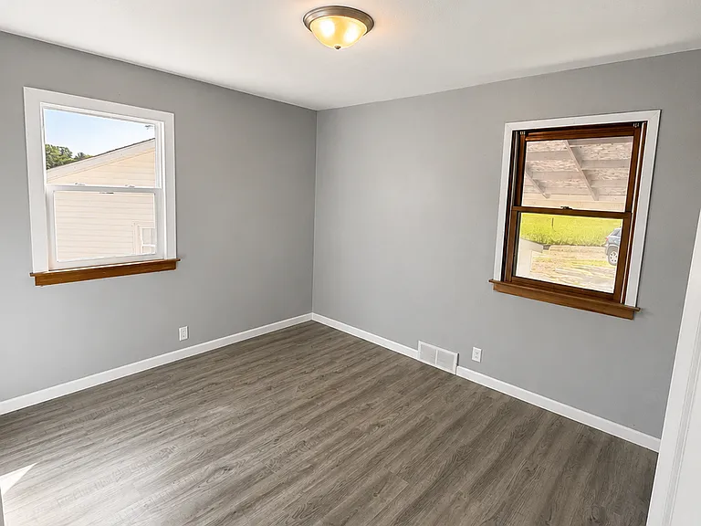 305 Beverly Rd — Photo 7