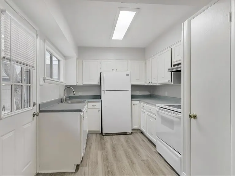 4024 Childress St — Photo 7