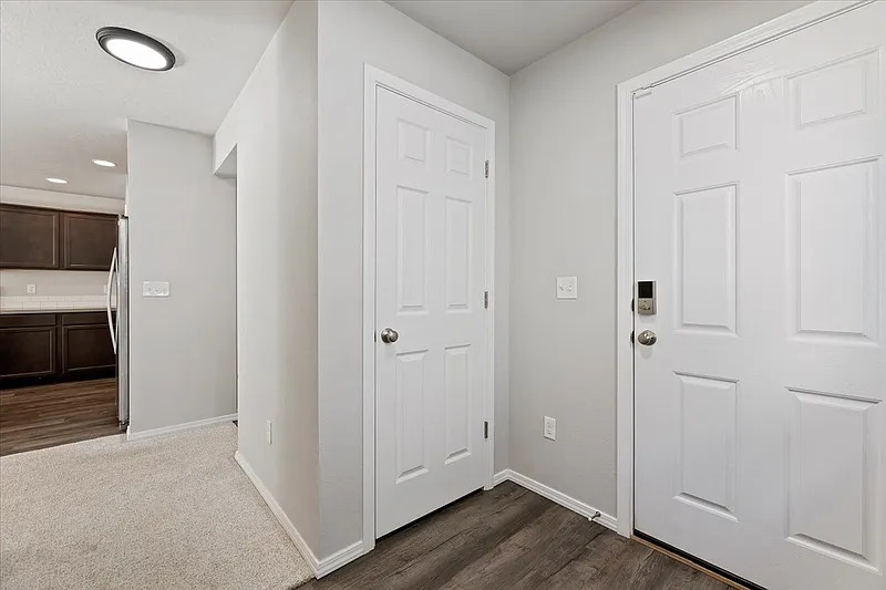 3 bed, 3.0 bath, 1650 sqft, $2,095 — Photo 2