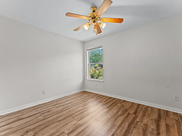 807 Midway Crst — Photo 22