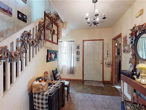 4th image of 909 E 12th St