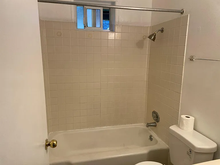 650 NE 42nd St #8 — Photo 8