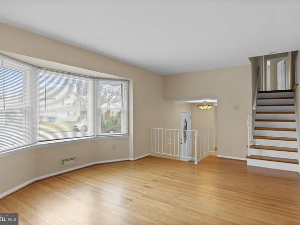 17 Lantern Ln, Cherry Hill, NJ 08002