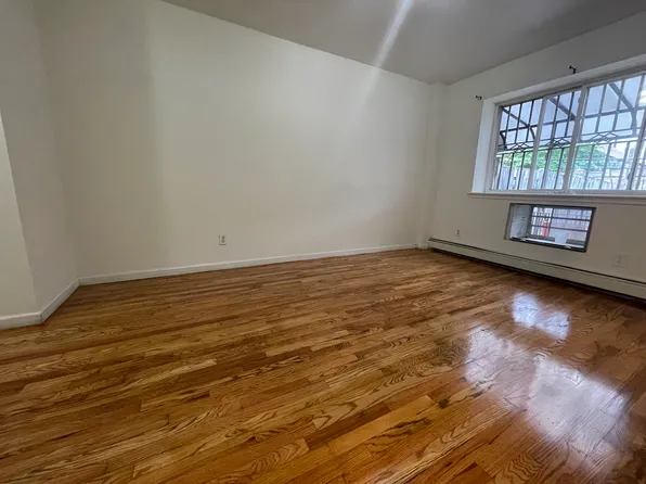 34-27 101st St, Corona, NY 11368