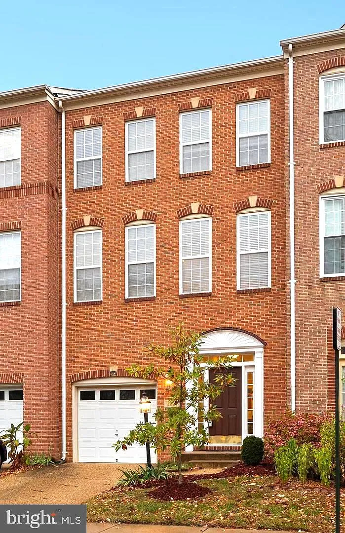3 bed, 3.5 bath, 1628 sqft, $3,350 — Photo 1